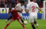 Chimy Ávila protege el balón ante el sevillista Koundé