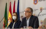 Enrique Maya, con su teniente de alcalde María Echávarri, en la rueda de prensa tras conocerse la medida