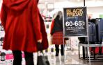 Clientas pasando junto a un cartel del Black Friday