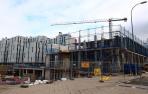 Fotografía de las obras de la futura residencia de ancianos y, a la izquierda, la trasera de la de estudiantes, en la calle Sadar
