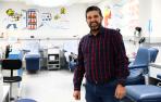 El pamplonés Antón Zubasti Madoz, de 55 años, esta semana, posando en el Banco de Sangre, en el Hospital Universitario de Navarra. Zubasti, agente de la Policía Municipal, empezó a donar a los 18 años