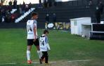 Yasin Iribarren salió del terreno de juego desolado y triste por una nueva derrota, pero acompañado por un niño que trató de animarle