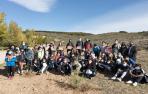 Alumnos del colegio público de Arguedas que plantaron los árboles en Sendaviva, con las autoridades asistentes y representantes del parque