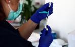 Una profesional prepara una vacuna frente al coronavirus