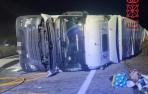 Imagen del estado en el que quedó el camión tras volcar en la AP-15