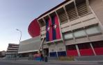 Imagen de una bandera de Osasuna colocada en la fachada de El Sadar