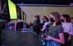 Varias chicas juegan en una zona de prueba de videojuegos en el Play Pamplona Game Fest