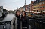 De izquierda a derecha, Ainhoa y Maider Aldunate Espatolero en Nyhavn, un paseo marítimo, canal y zona de ocio del siglo XVII, y una de las atracciones más visitadas turísticamente en Copenhague.
