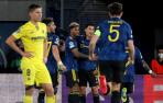 Cristiano Ronaldo, abrazado por sus compañeros, en el partido contra el Villarreal