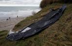 Un bote inflable dañado, el día después de que al menos 31 migrantes murieron cuando su bote se desinfló cuando intentaban cruzar el Canal de la Mancha, en Wimereux, cerca de Calais, Francia
