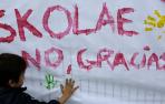 Un niño pinta una pancarta en la concentración contra Skolae que reunió a miles de navarros en 2018.