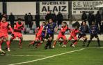 Los jugadores de la Peña Sport defienden una acción a balón parado del Málaga durante la segunda mitad. Una segunda parte donde los de Tafalla plantaron cara a los andaluces