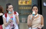 Dos jóvenes comiendo helado