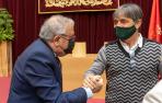 Luis Sabalza saluda a Tatono Arregui en la entraga