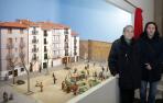 Ángel Garayoa, izquierda, y Jesús Rezusta, autores del belén del zaguán del Ayuntamiento. En la imagen se aprecia parte de la creación, que se inspira en la plaza de la O y donde recrean hasta 30 personajes de la década de 1950 en Pamplona, algunos de ell