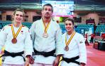 Los campeones absolutos, Jaione Ekisoain, Santyago Díaz y Ariane Toro, posando con las medallas