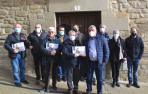 El alcalde de Torres, Juan Luis Pérez, y el autor, José Ignacio Juanbeltz, posan con el libro con miembros de la corporación y vecinos