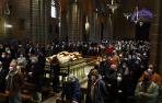 Los bancos ocupados y gente de pie en los laterales durante la misa de la Inmaculada en la catedral