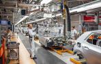 Dos trabajadores de la planta de Volkswagen en Zwickau (Alemania) trabajan en el montaje de un modelo eléctrico ID.3