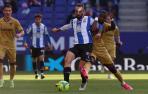 El centrocampista francés del Levante Mickäel Malsa (d) lucha por el balón con el centrocampista Sergi Darder (2d) del Espanyol