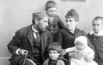 Autorretrato de Cajal y Silveria con sus hijos Santiago, Paula, Jorge y Fe, en el que se aprecia el cable del disparador
