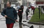 Un grupo de vecinos, en tareas de limpieza en Santesteban