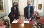 La consejera de Cultura, Rebeca Esnaola, firma el convenio de colaboración con el consejero de Educación y Cultura de Aragón