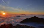 Atardecer desde la Peña de  Unzué, con la Ermita de San Bernabé y la Peña del Abrigo sobresaliendo entre la niebla