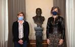 La concejala María García Barberena y la consejera Esnaola, posan junto al busto que vuelve al Ayuntamiento de Pamplona