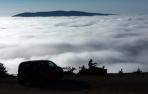 Entre San Cristóbal y El Perdón (enfrente), un mar de nubes separando ayer ambas cumbres y sepultando Pamplona y comarca