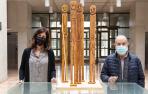 La vicerrectora Begoña Pérez Eransus junto a Jesús Alberto Eslava Castillo, con la escultura donada.