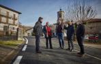 El consejero de Cohesión Territorial, Bernardo Ciriza, junto con el alcalde de Larraun, Mikel Huarte, y el presidente del concejo de Aldatz, Martín José Bildarratz (los tres primeros a la derecha), han visitado la renovada carretera NA-4018 junto con el d