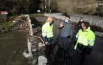 El consejero Ciriza; el concejal de Doneztebe / Santesteban, Santiago Uterga; y el director general de Obras Públicas e Infraestructuras, Pedro López, durante la visita realizada el pasado 12 de diciembre para comprobar los daños ocasionados por las creci