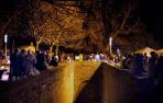 Alrededor de 200 jóvenes se reunieron en la Calle del Redín de Pamplona (Caballo Blanco) para celebrar un macrobotellón que no registró incidentes importantes. Las dos imágenes superiores corresponden a dos momentos del festejo en diferentes horas