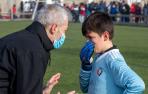 El entrenador de Sagrado Corazón, Miguel Ángel Ongay, consuela a su portero tras la derrota contra La Compasión