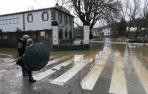 El Arga apenas dio sustos ayer en Pamplona. En la imagen, dos personas contemplan el desbordamiento en la zona de La Magdalena