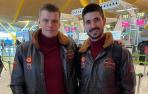 El meta Sergey Hernández y el lateral Eduardo Gurbindo, ayer minutos antes de despegar hacia Hungría