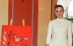 La princesa Ingrid Alexandra, segunda en la línea de sucesión al trono noruego, posa junto al cuadro que le ha regalado el Parlamento noruego, con motivo de su mayoría de edad