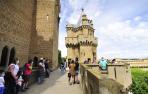 Un grupo de visitantes sigue las explicaciones en una visita guiada al Palacio Real de Olite
