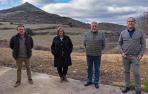 Los alcaldes Eugenio Barbarin, Carmen Puerta, Aurelio Pardo y José Ignacio Urra, en Ázqueta con Villamayor y el castillo al fondo