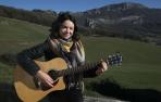Ane Martija este lunes en Etxeberri, con su guitarra. De fondo, el monte Erga a la derecha y Dos Hermanas, a la izquierda.