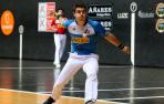 Iker Irribarria le imprime velocidad a la pelota durante el partido de ayer en Bizkaia, con Tolosa al fondo