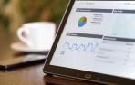Tableta que muestra varios gráficos sobre tráfico web, uno de los datos más relevantes a la hora de analizar posibles clientes potenciales