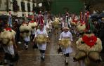 Los ‘joaldunak’ de los dos términos y del barrio de Aurtitz, unidos en la formación que desemboca en Ituren