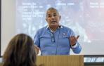 El director general de Osasuna, en un momento de la charla en la que estuvo respaldado por el presidente del club, Luis Sabalza