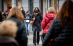 personas pasean con mascarilla en Pamplona