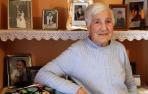 Remedios Mágán Sánchez posa, rodeada de fotografías familiares, en un rincón del salón de su piso en Beriáin, al que llegó cuando el edificio recién construido no tenía luz (la instaló un vecino con nociones de electricista) y las calles de la zona de Pot