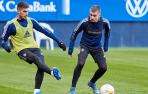 Pau Martínez mira con atención el pase de Nacho Vidal, el jugador precisamente al que puede sustituir