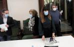 Los cinco ediles socialistas entran en la sala de plenos, este jueves por la tarde. Acababan de llegar de la rueda de prensa