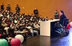 Juan Carlos Unzué habla desde el escenario del salón de actos de Salesianos, en Sarriguren. En las butacas, más de 300 alumnos de segundos ciclos de grado superior